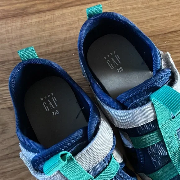 ** 3/$10 ** Teeny tiny Baby GAP sandals - Picture 3 of 6